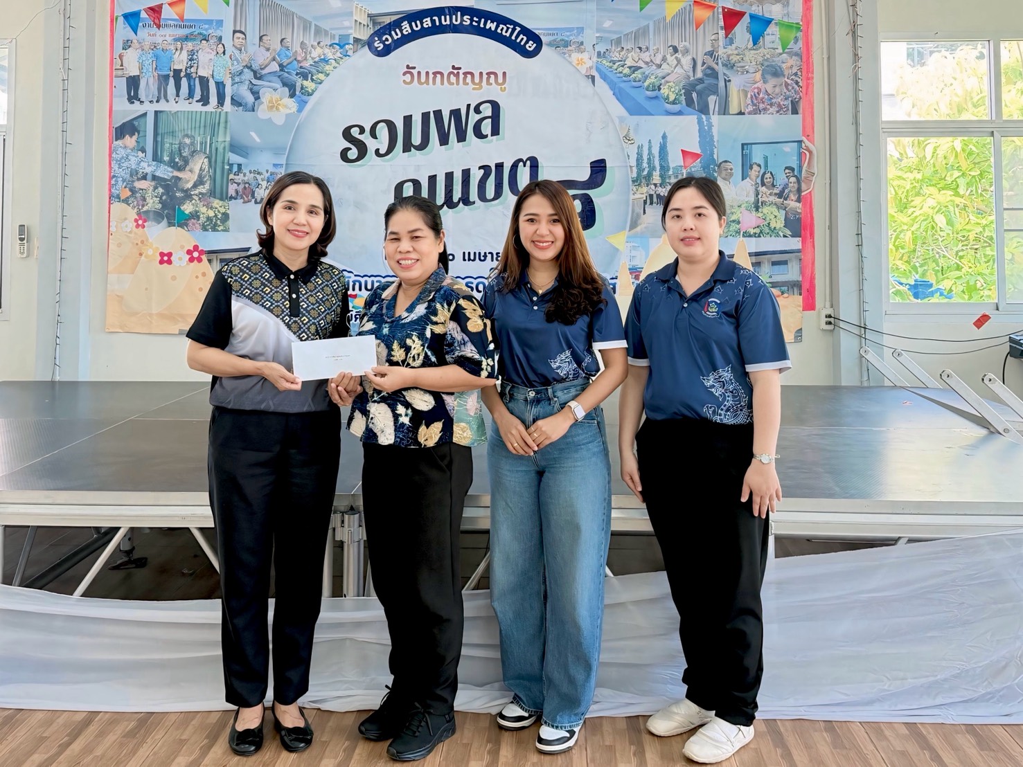 พช.ชุมพร ร่วมสืบสานประเพณีสงกรานต์ "รวมพลคน เขต 8" พร้อมสนับสนุนเงินสมทบทุนซื้ออุปกรณ์การแพทย์มอบให้ รพ.ทุ่งสง 